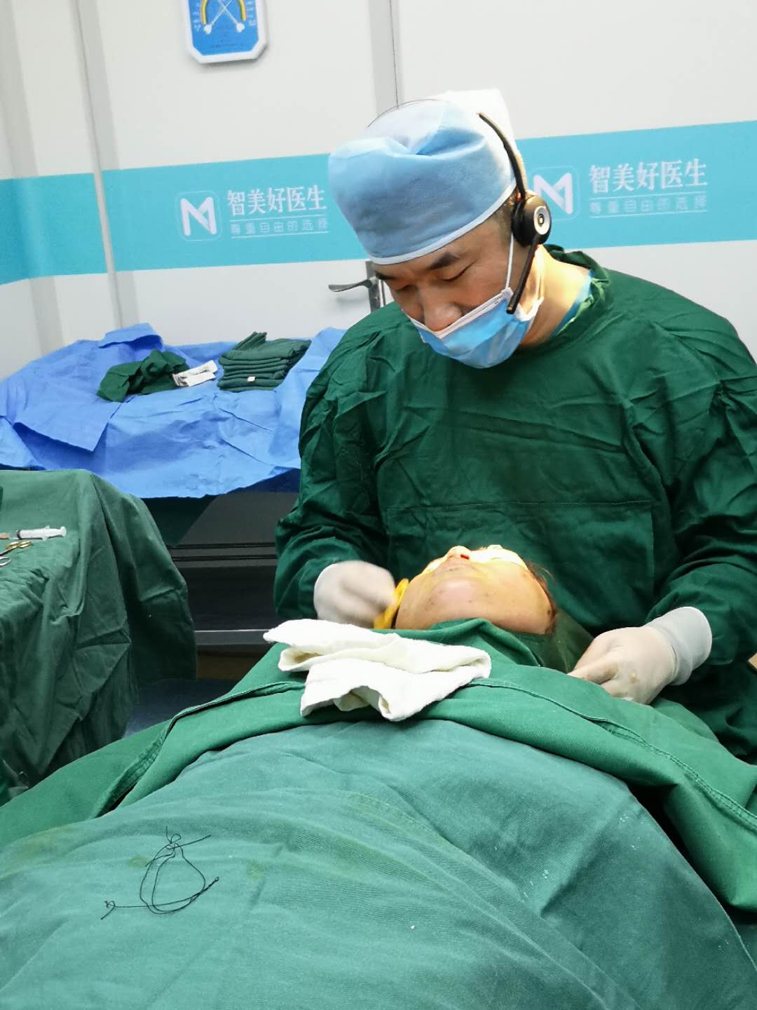 王东院长手术进行中