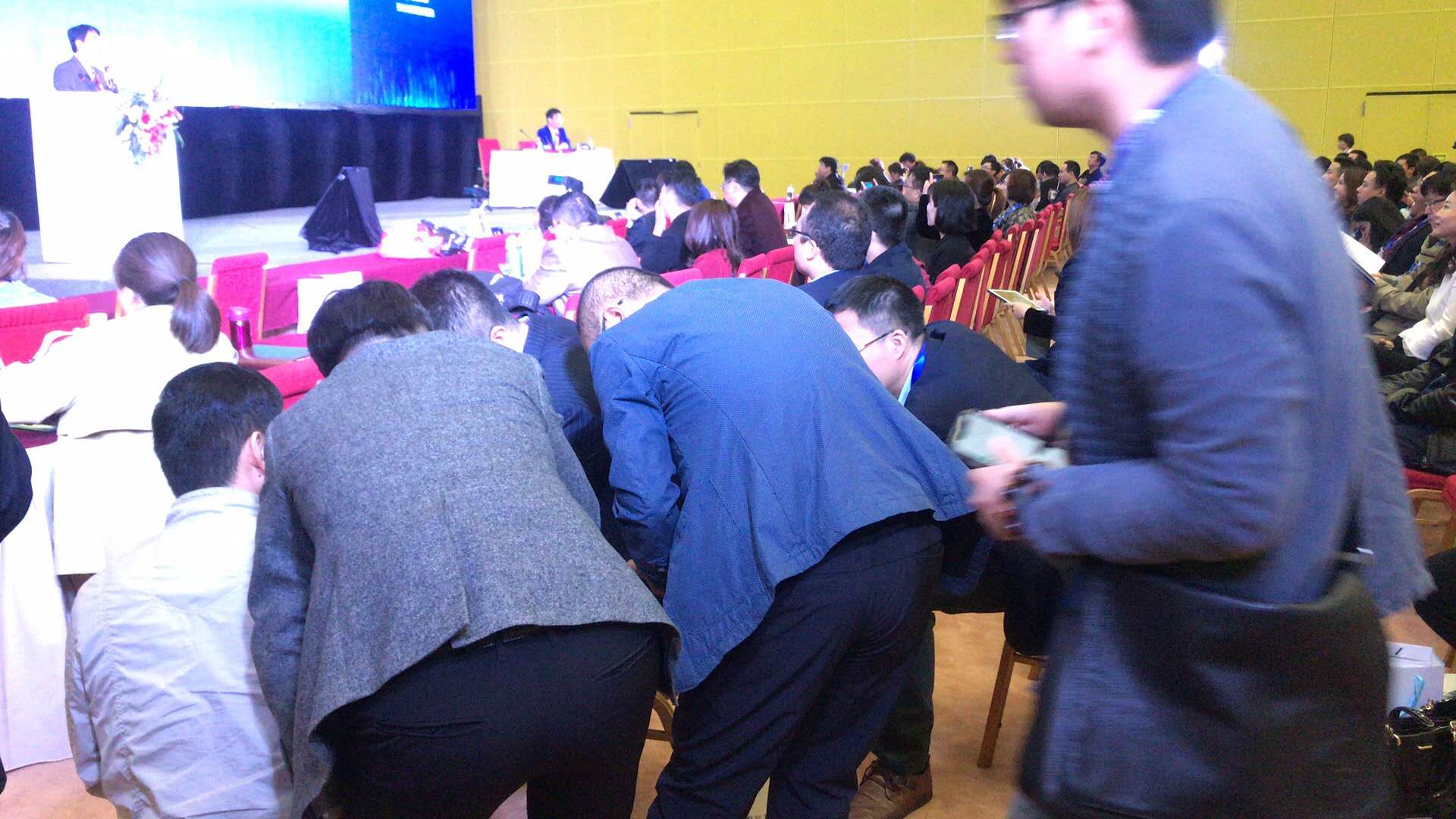 报告结束，王东院长收获大量“粉丝”