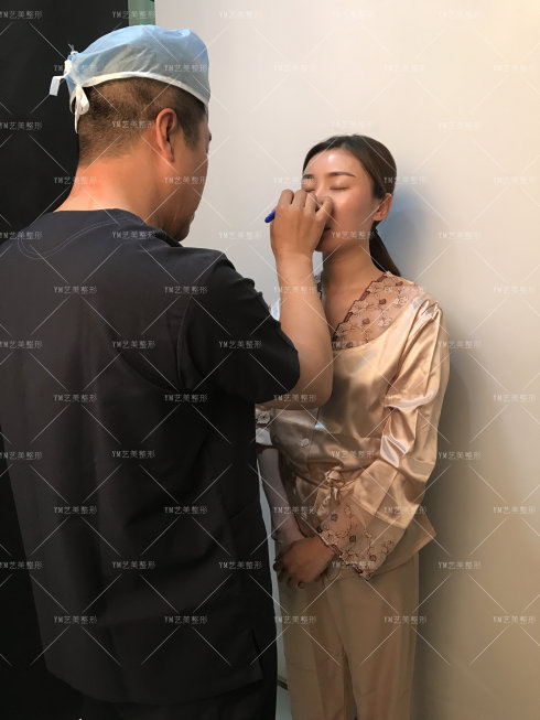 王东院长在给求美者做画线