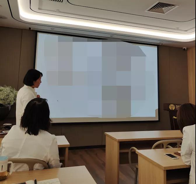 技术院长巩敏在艺美商学院讲课