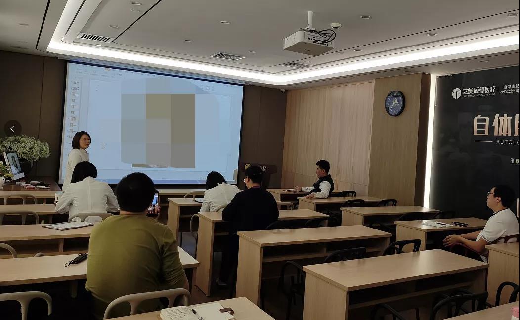业务院长黄星在艺美商学院讲课